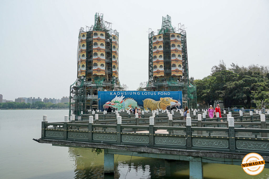 Pagoda del Tigre y del Dragón en renovación junto al estanque de lotos en Kaohsiung

