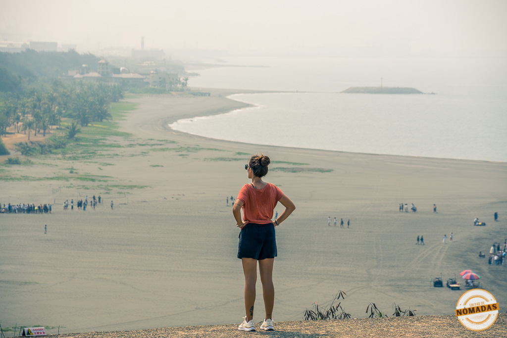 Tatiana de espaldas observando la costa de la isla de Chijin en: que ver en Kaohsiung en 2 días
