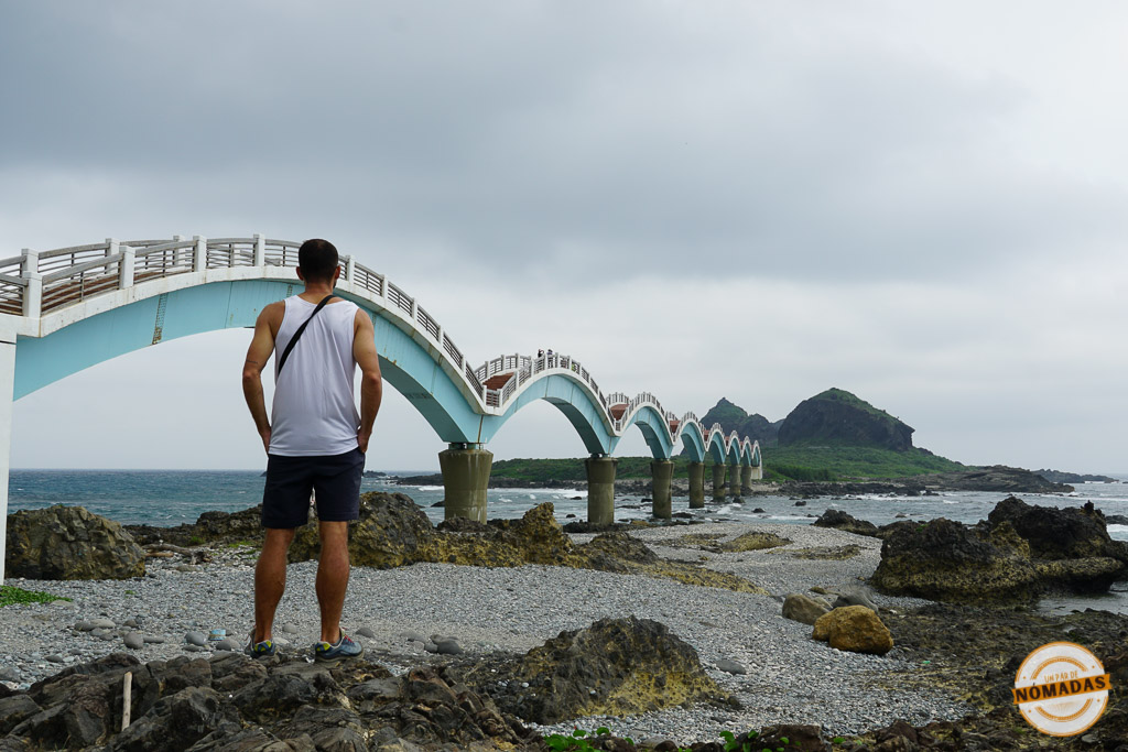 Viajero frente al puente Sanxiantai en la costa de Taitung, Taiwán