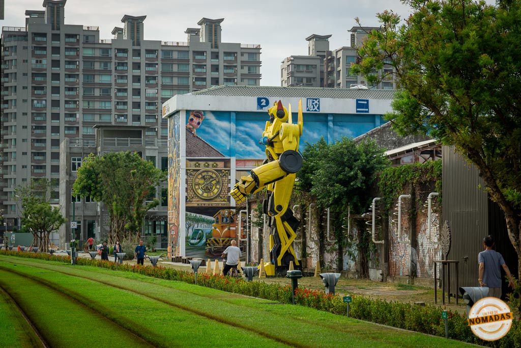 Escultura de un Transformer en el Pier-2 Art Center de Kaohsiung, rodeada de murales y arte urbano, uno de los puntos más originales de Taiwán