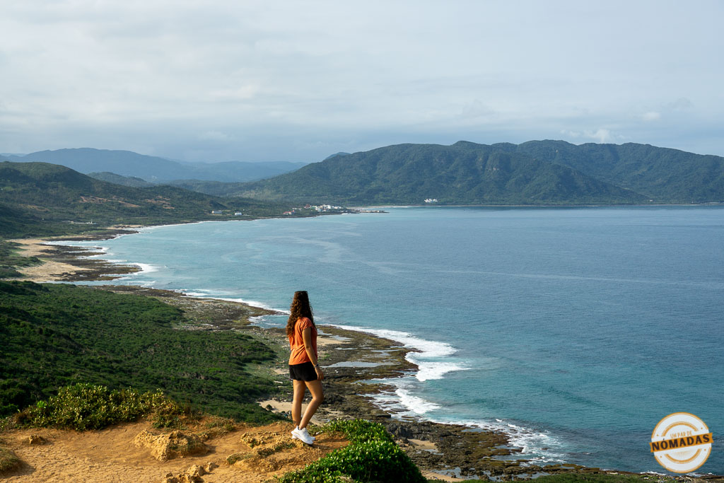 Tatiana contemplando el océano desde los acantilados de Kenting, con vistas a la costa del Parque Nacional en el sur de Taiwán