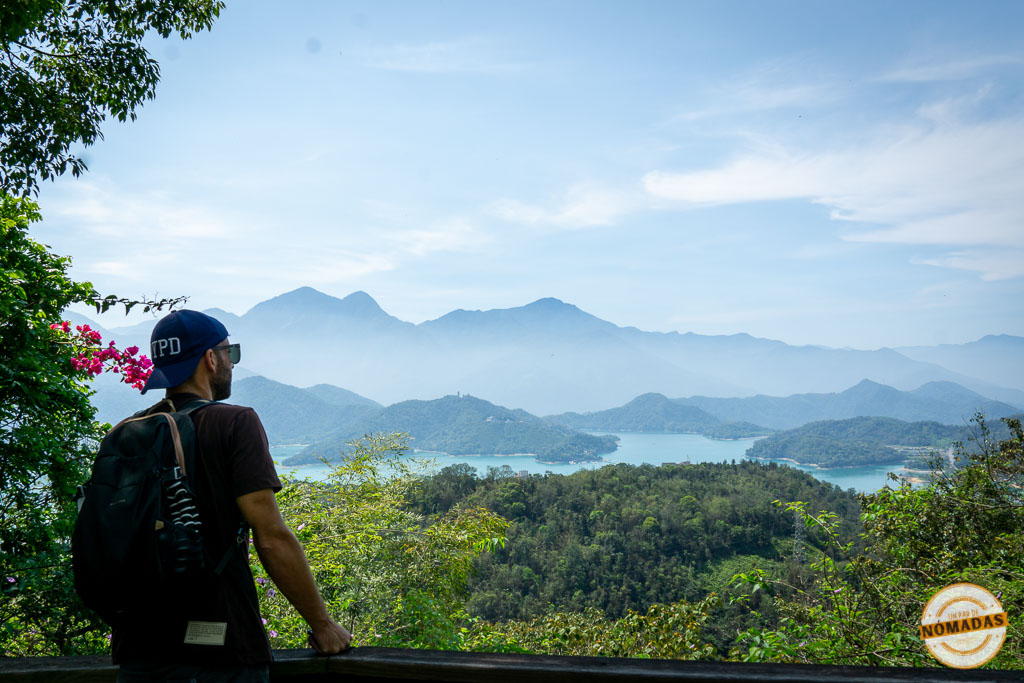 Oscar contemplando el Lago Sun Moon Lake desde un mirador entre montañas y vegetación, un imprescindible que ver en Taiwán