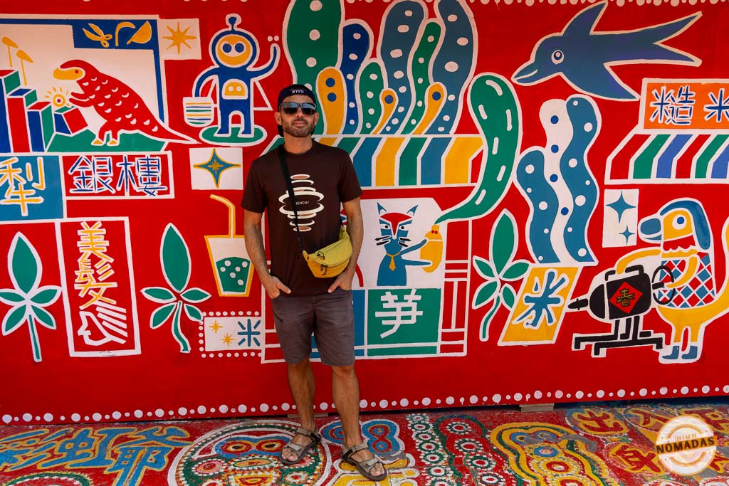 Oscar posando frente a un mural del Rainbow Village de Taichung, uno de los lugares más icónicos para visitar en el centro de Taiwán