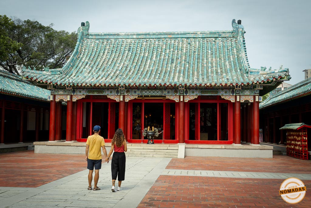 Pareja caminando hacia el Templo de Confucio en Tainan, uno de los lugares más históricos y representativos que ver en Taiwán