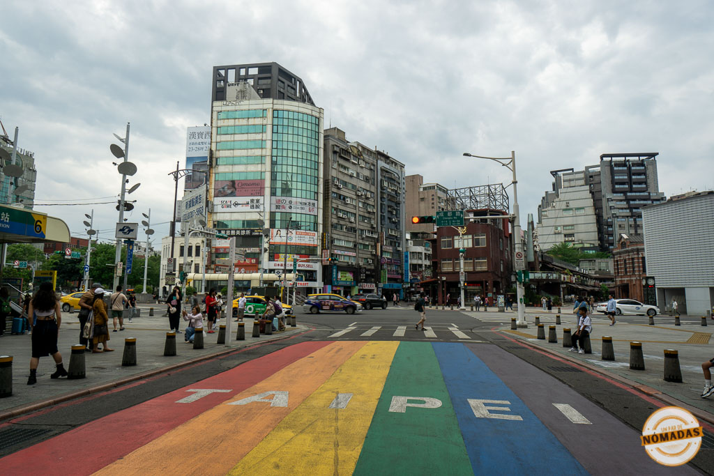 Paso peatonal con los colores del arcoíris en Taipéi, con edificios urbanos de fondo, reflejo del carácter moderno e inclusivo de la capital taiwanesa