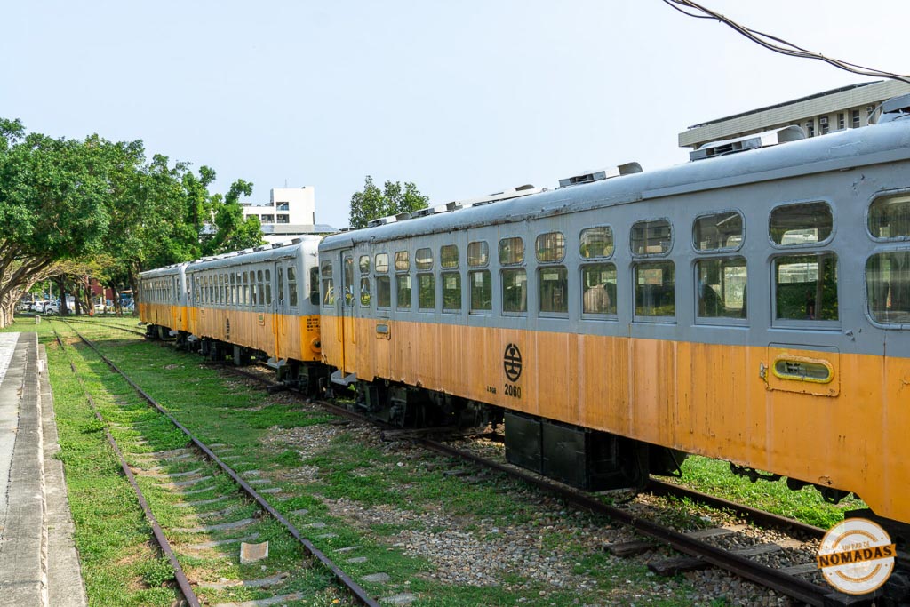 Tren antiguo estacionado en Railway Art Village en Taitung, Taiwán