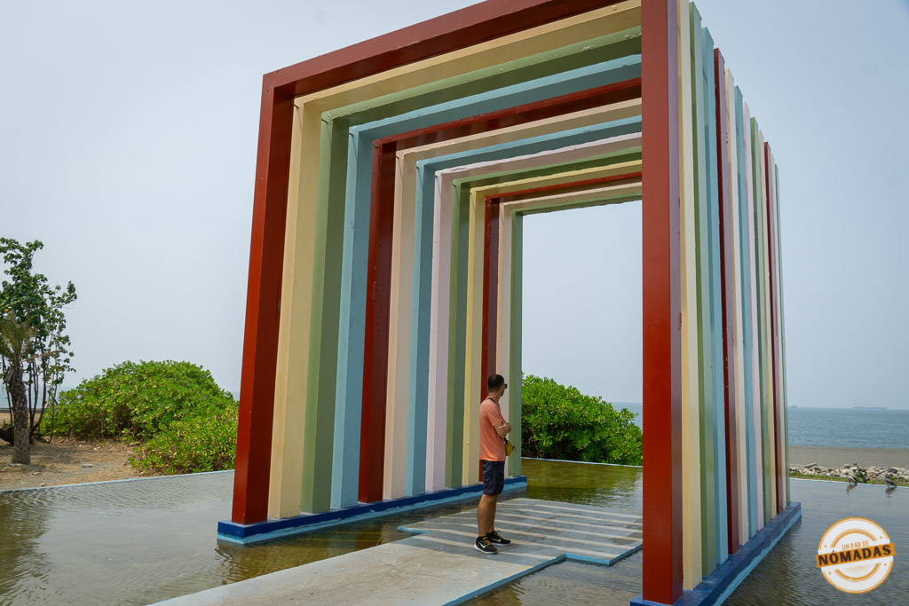 Iglesia Rainbow Church frente al mar con el usuario observando el horizonte
