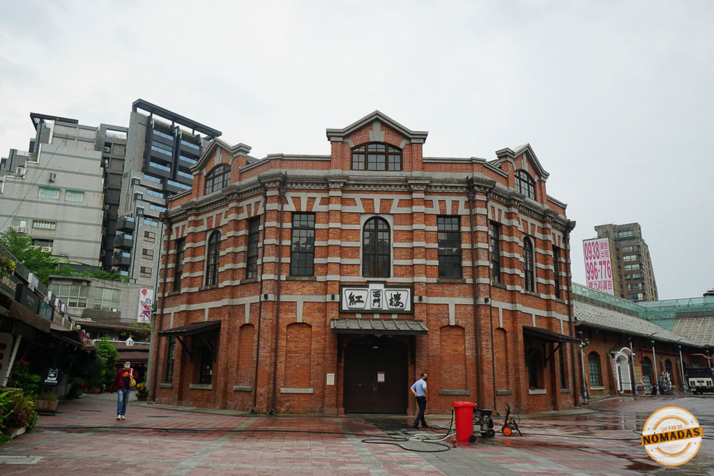 Fachada frontal de The Red House, edificio octogonal de ladrillo rojo con detalles coloniales en el barrio de Ximending.