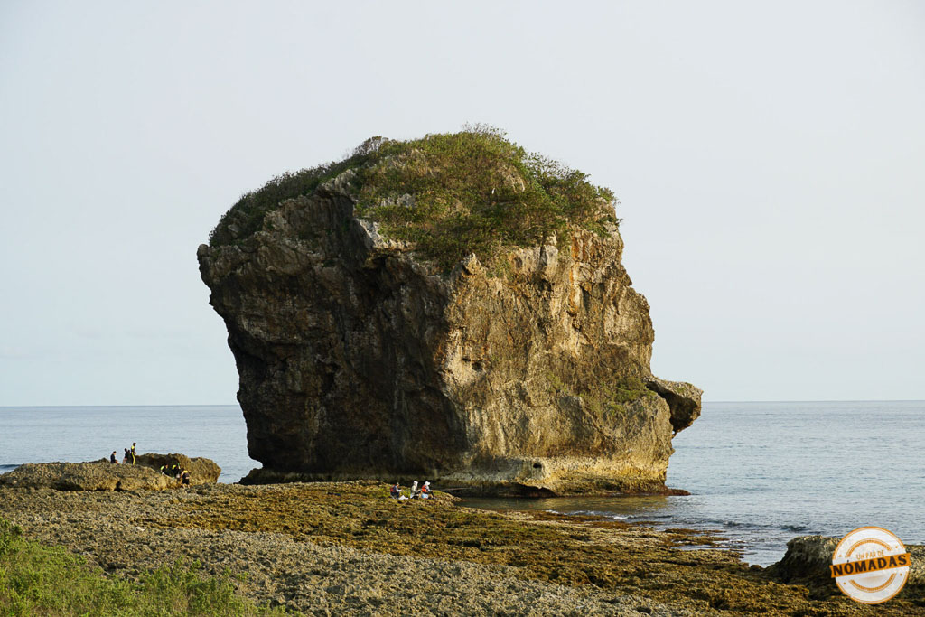 Formación rocosa de Sail Rock en Kenting rodeada de visitantes