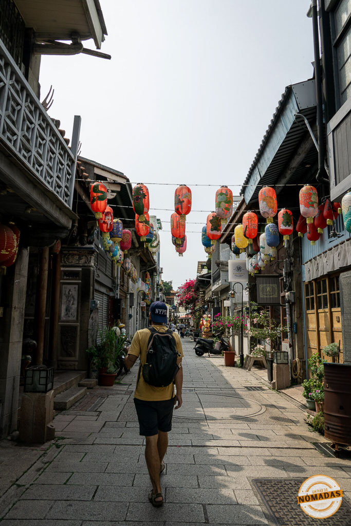 Calle decorada con faroles de colores en Shennong Street, uno de los barrios más encantadores de Tainan