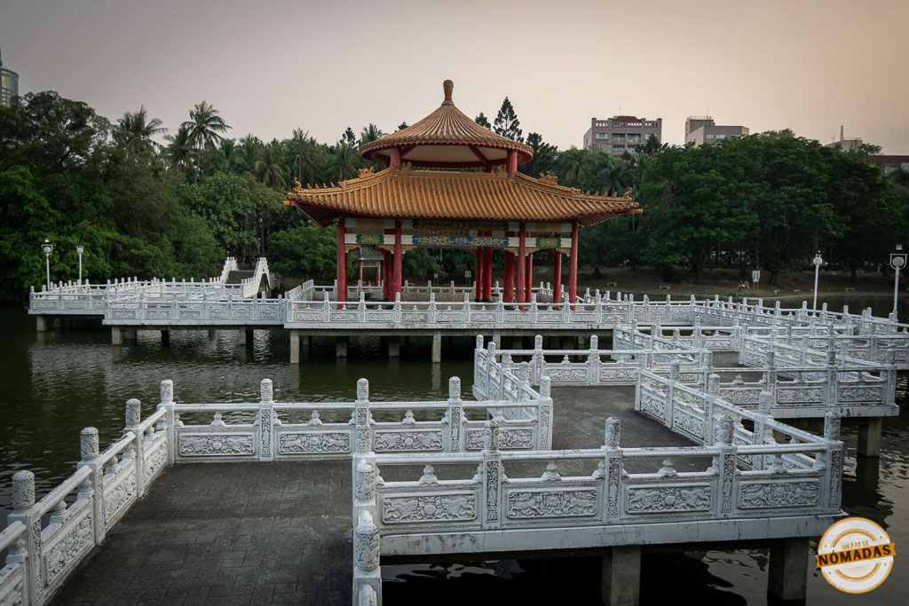 Pabellón tradicional en el lago del Parque de Tainan al atardecer