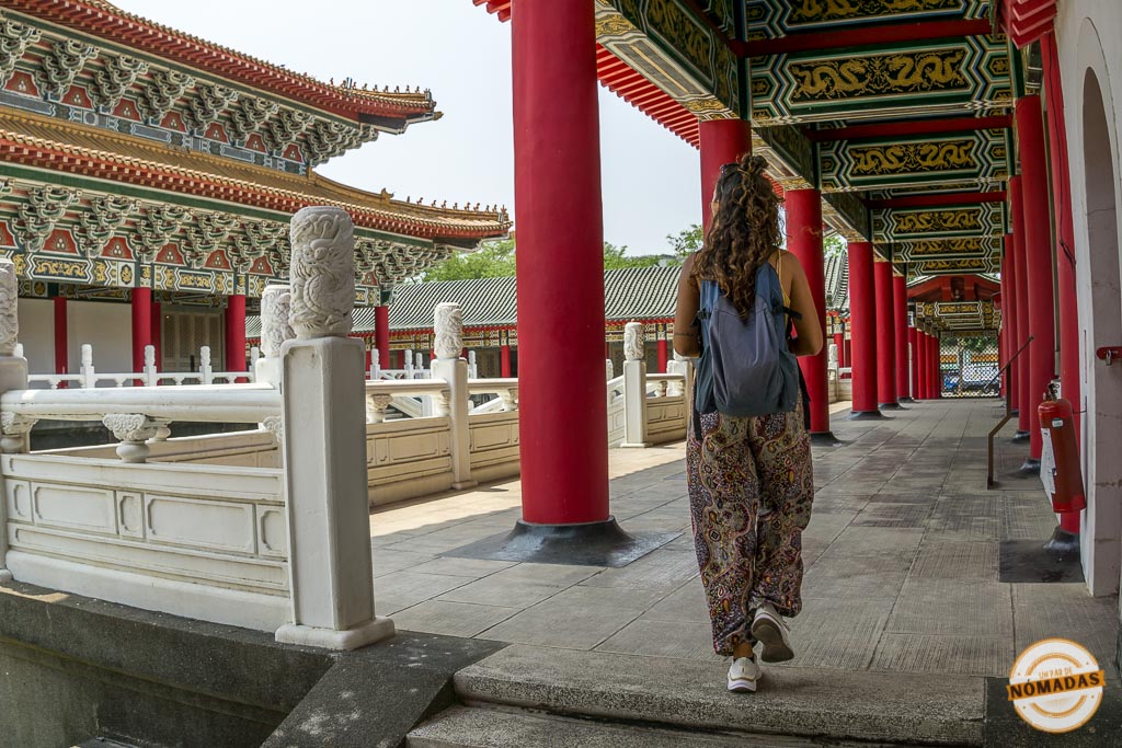 Tatiana caminando por los pasillos del Templo de Confucio en Kaohsiung
