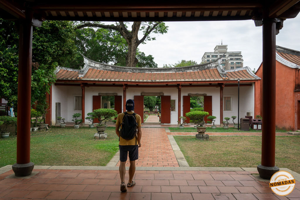 Vista del patio del Templo de Confucio en Tainan, rodeado de arquitectura tradicional