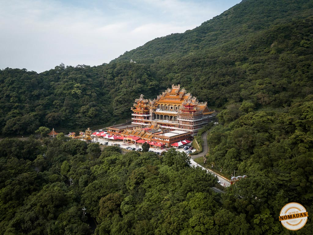 Templo Jinguashi Fushan rodeado de naturaleza
