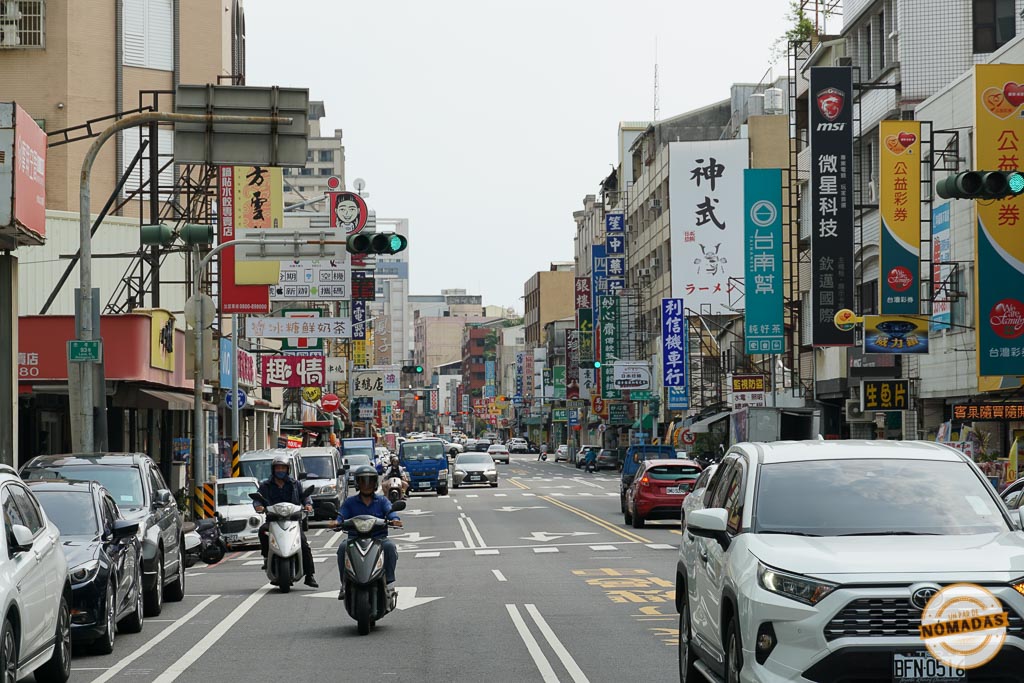Qué ver en Tainan en 2 días: Vista del tráfico y calles llenas de letreros en Tainan