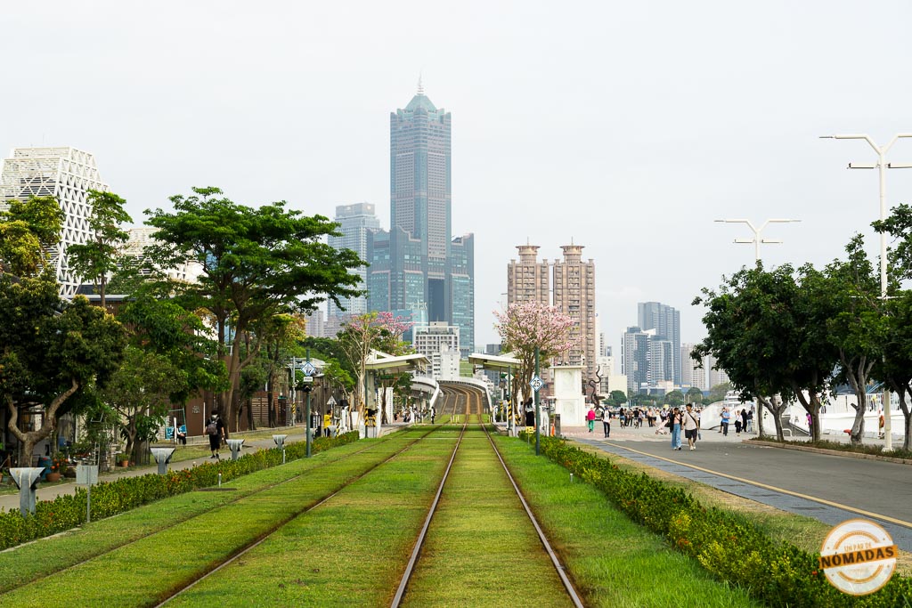 Vista del Tuntex Sky Tower desde las vías verdes de Kaohsiung
