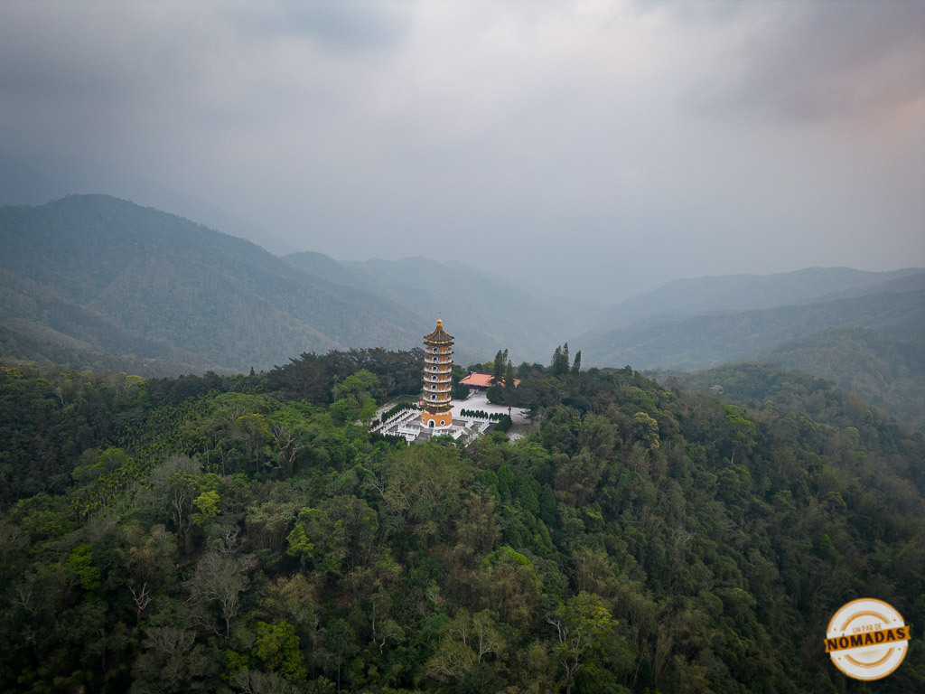 Vista aérea de la Pagoda Ci En rodeada de vegetación en el Lago Sol y Luna, uno de los lugares más espectaculares para visitar en Taiwán