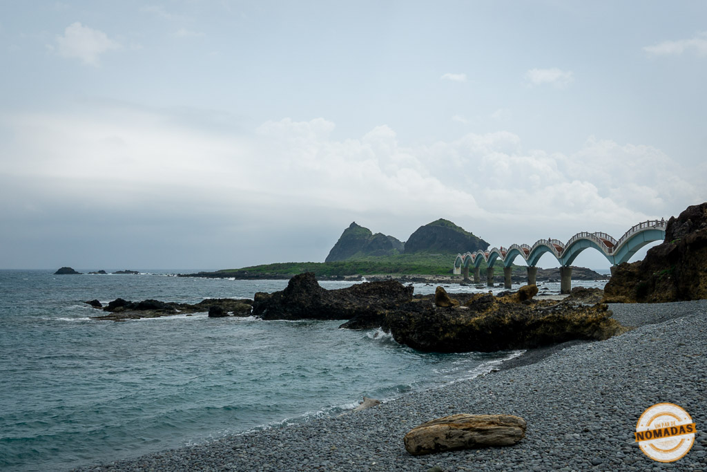 Vista del puente Sanxiantai sobre formaciones rocosas volcánicas y mar abierto en la costa este de Taiwán, lugar imprescindible en un itinerario por la isla