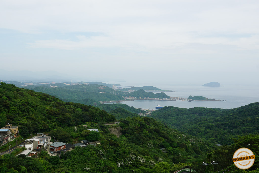 Panorámica de colinas verdes y el mar en la costa noreste de Taiwán, vista desde los alrededores de Jiufen.