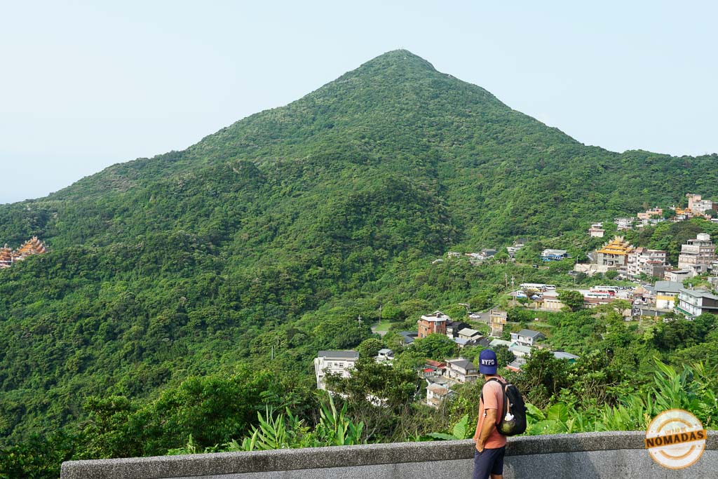 Panorámica con monte Keelung y casas de Jiufen, ideal para consejos sobre qué ver en Jiufen en 2 días
