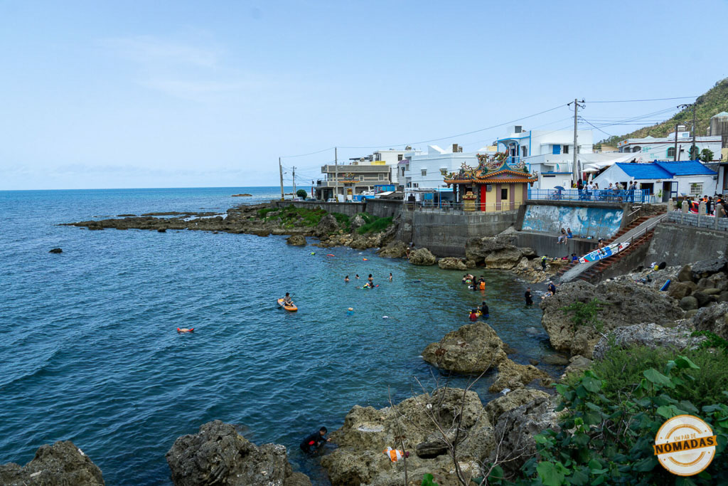 Zona costera de Wanlitong con personas haciendo snorkel y kayak