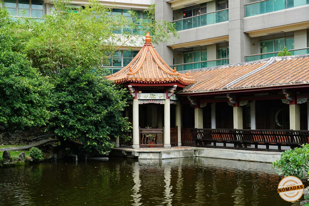 Pabellón tradicional rodeado de agua en Wu Garden, Tainan
