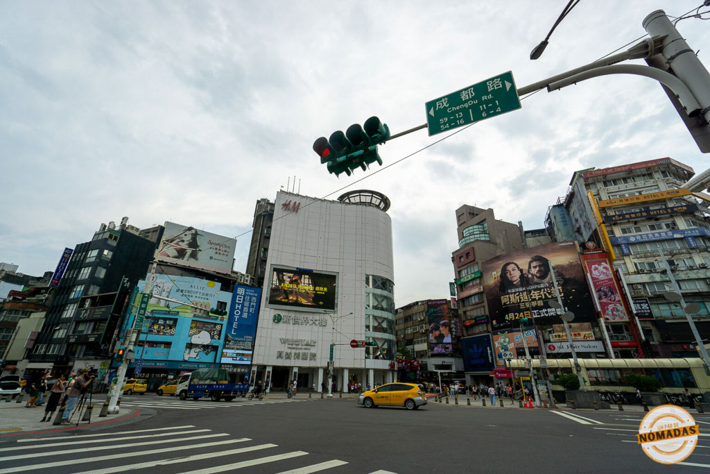 Vista de Ximending en Taipéi con edificios coloridos, anuncios publicitarios y ambiente urbano en la intersección de Chengdu Road.