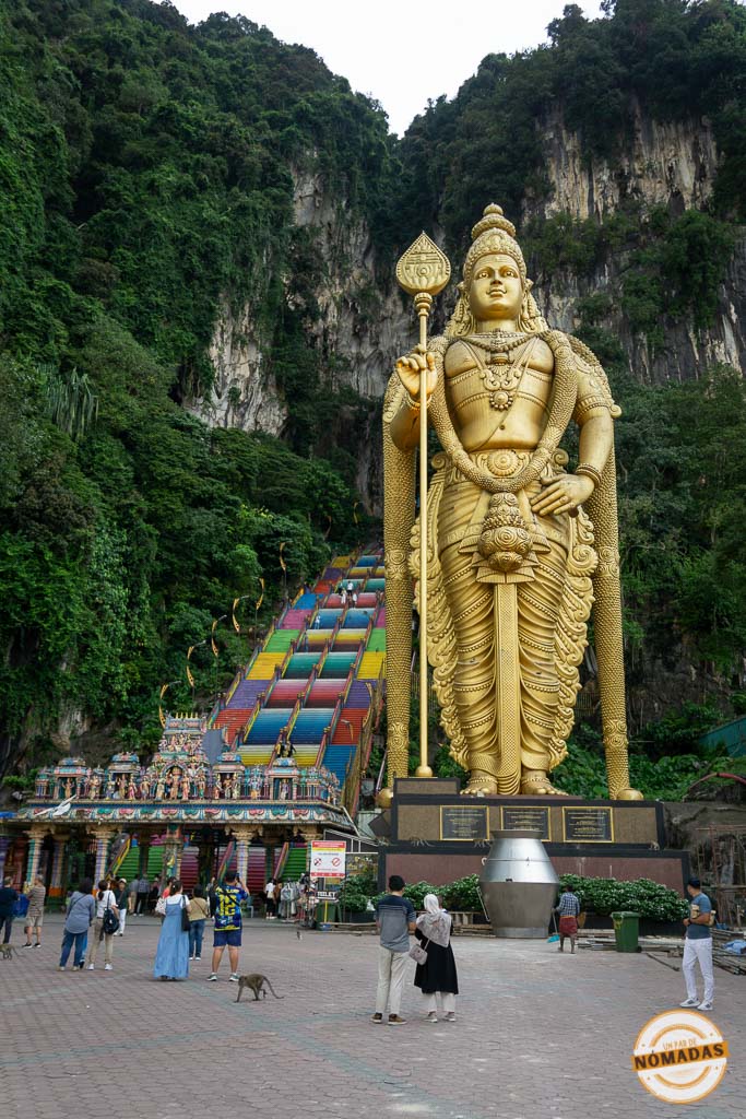 Gigantesca estatua dorada de Murugan frente a las escaleras del templo Batu Caves