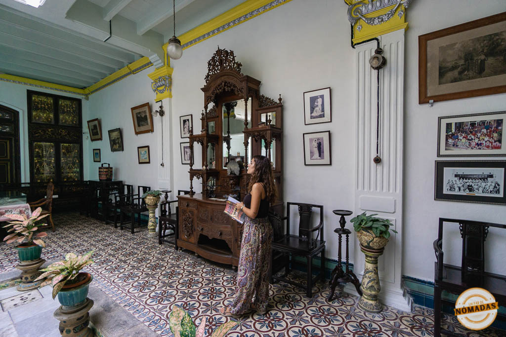 Interior de la casa museo Peranakan en Melaka, con decoración tradicional y muebles antiguos