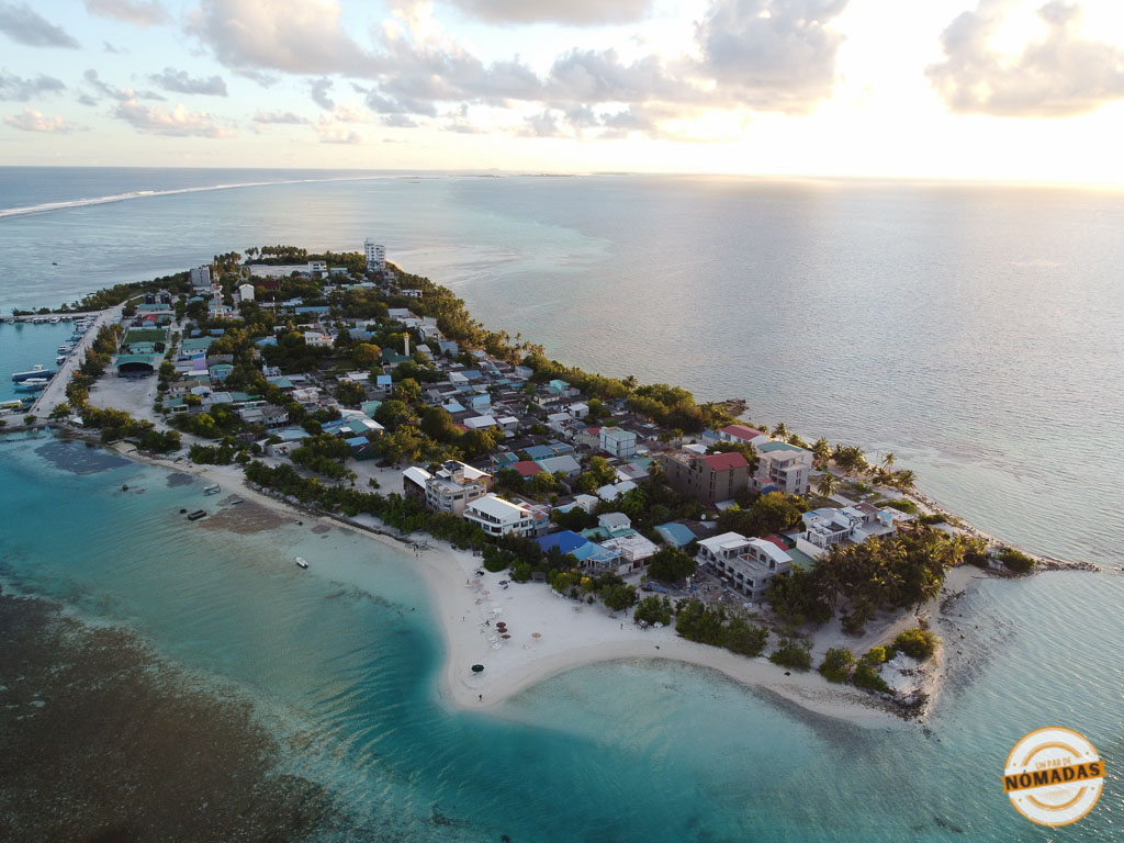Vista aérea de la isla Guraidhoo en Maldivas, con su costa y edificaciones.