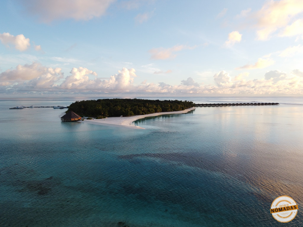 Resort en una isla privada de Maldivas con villas sobre el agua