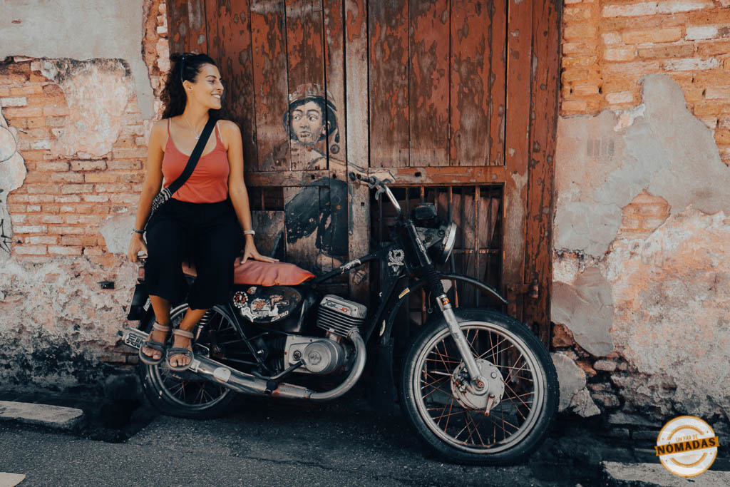 Tatiana posando sobre una moto real integrada en un mural callejero en George Town