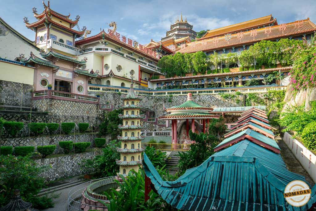Vista general del templo Kek Lok Si rodeado de jardines y arquitectura budista china