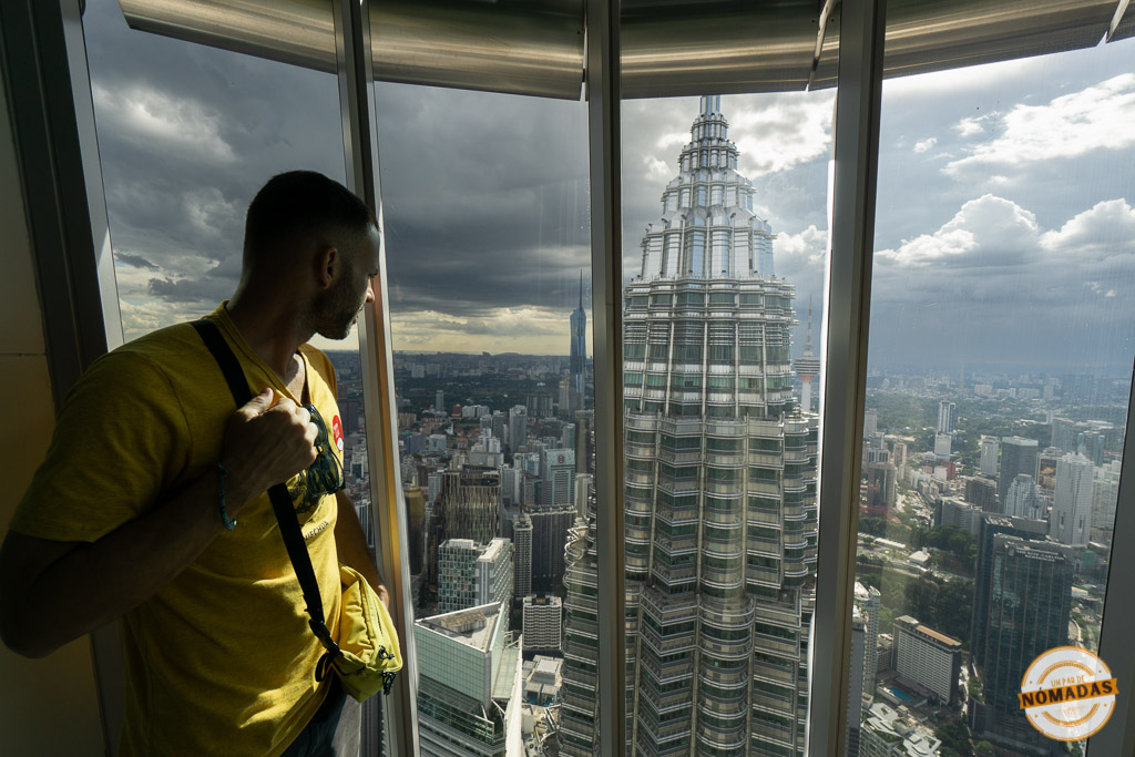 Oscar mirando el skyline de Kuala Lumpur desde una de las Torres Petronas