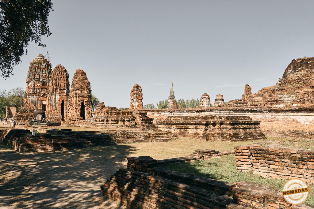 Ruinas históricas de templos de ladrillo rojo en Ayutthaya