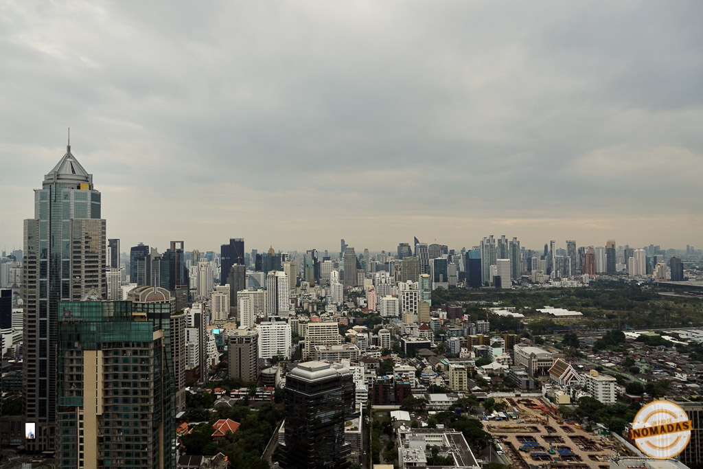 Vista panorámica de los rascacielos de Bangkok en día nublado