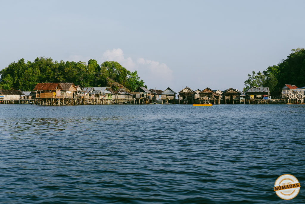 Comunidad de casas flotantes de los Bajau sobre pilotes de madera en la costa de Sulawesi, Indonesia