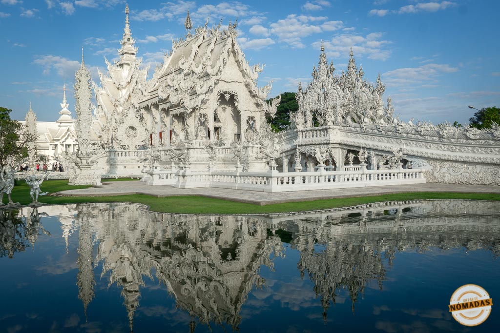 El famoso templo Wat Rong Khun reflejado en el agua