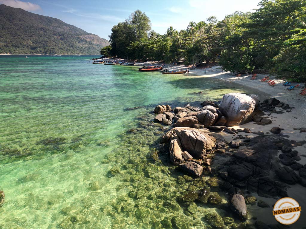 Vista aérea de una playa de aguas cristalinas y rocas en Koh Lipe, Tailandia, rodeada de vegetación tropical
