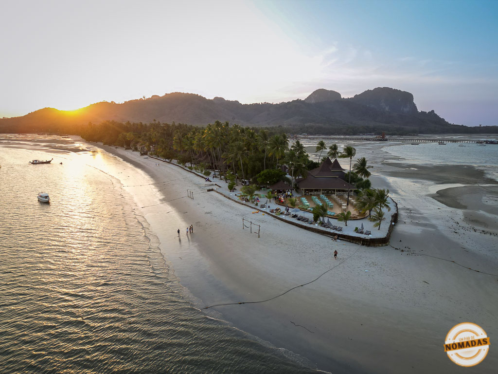 Vista aérea de un resort rodeado de palmeras en la playa de Koh Mook, Tailandia, iluminado por la luz del atardecer