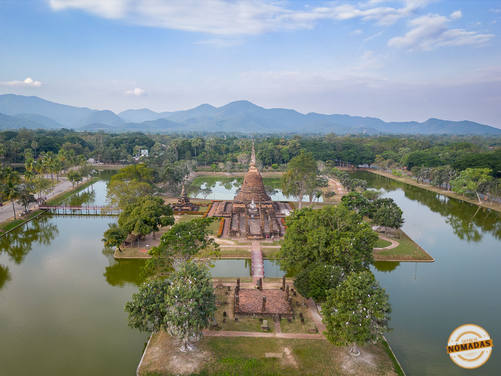 Templo central del parque histórico de Sukhothai rodeado de agua visto desde un dron