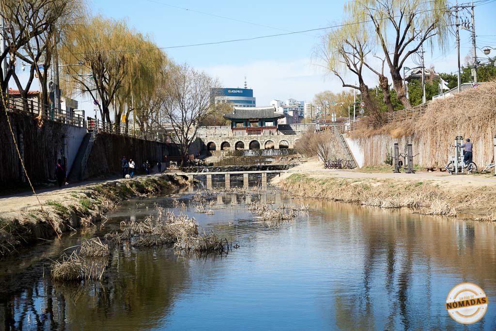 Vista del arroyo y camino peatonal junto a la muralla de Hwaseong en Suwon, Corea del Sur