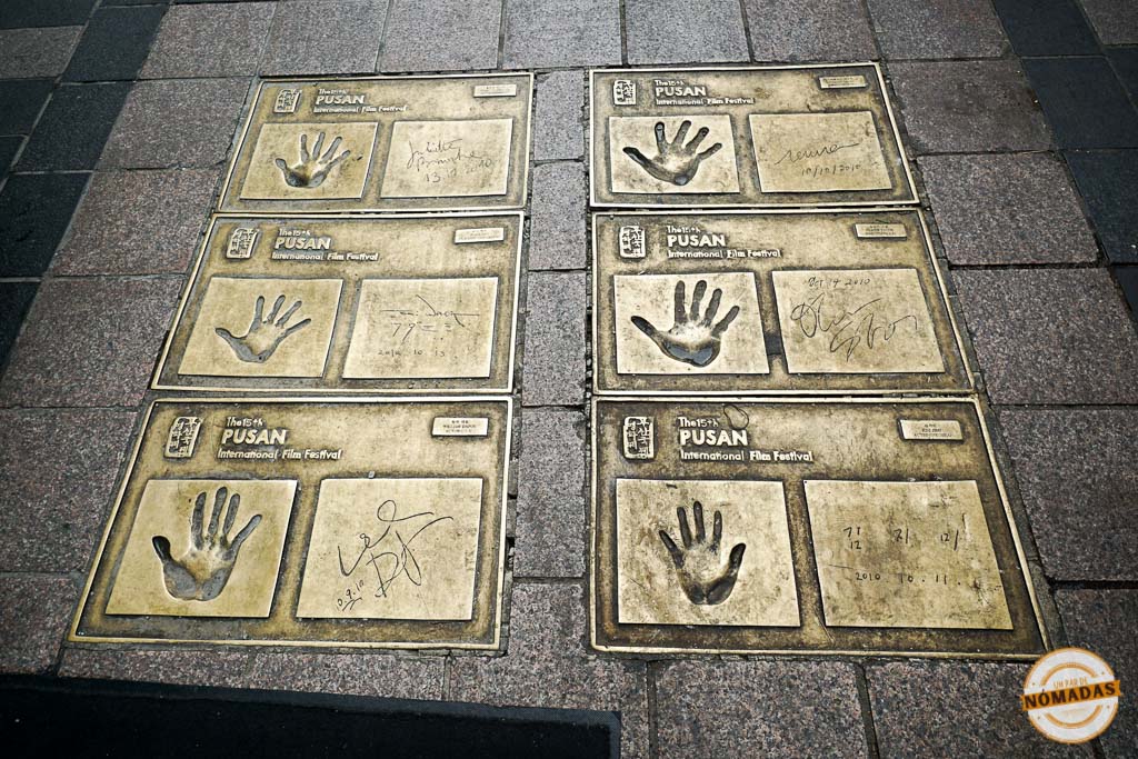 Placas con huellas de manos de celebridades del cine coreano en BIFF Square, un lugar emblemático para los amantes del cine en Busán
