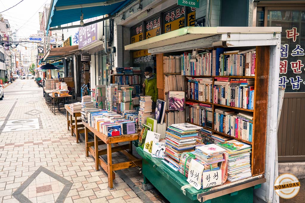Puestos de libros en la calle Bosudong Book Street, un rincón cultural y nostálgico que visitar en Busán
