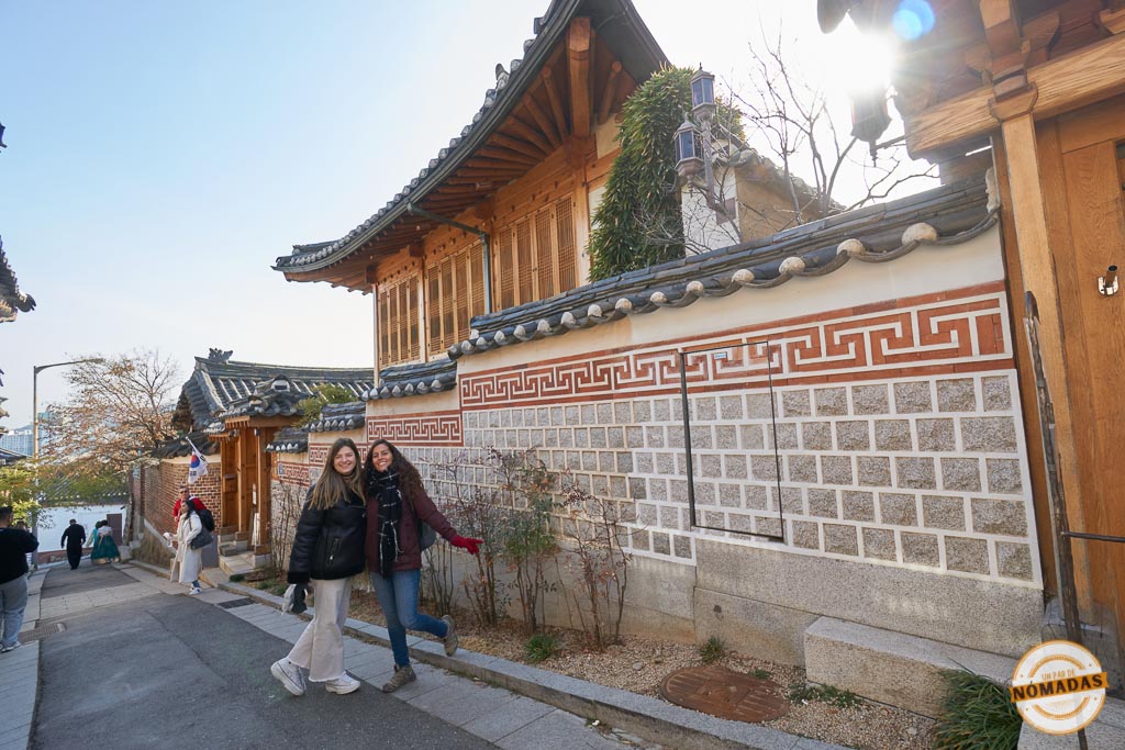 Tatiana y Laura posando felices entre casas tradicionales hanok en Bukchon, Seúl