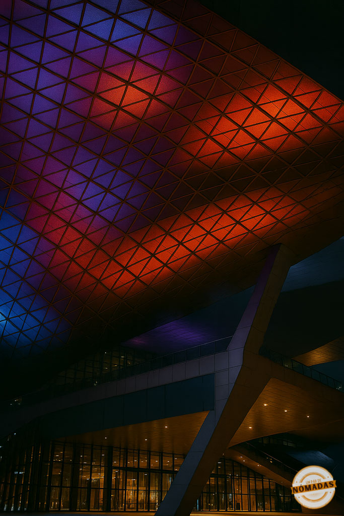 Techo iluminado con luces de colores en el Busan Cinema Center, sede principal del Festival Internacional de Cine de Busán
