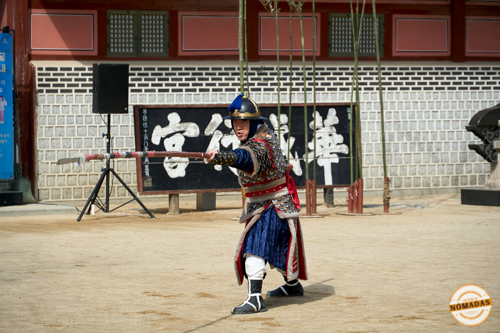 Guardia real en plena demostración de combate tradicional en la fortaleza de Hwaseong