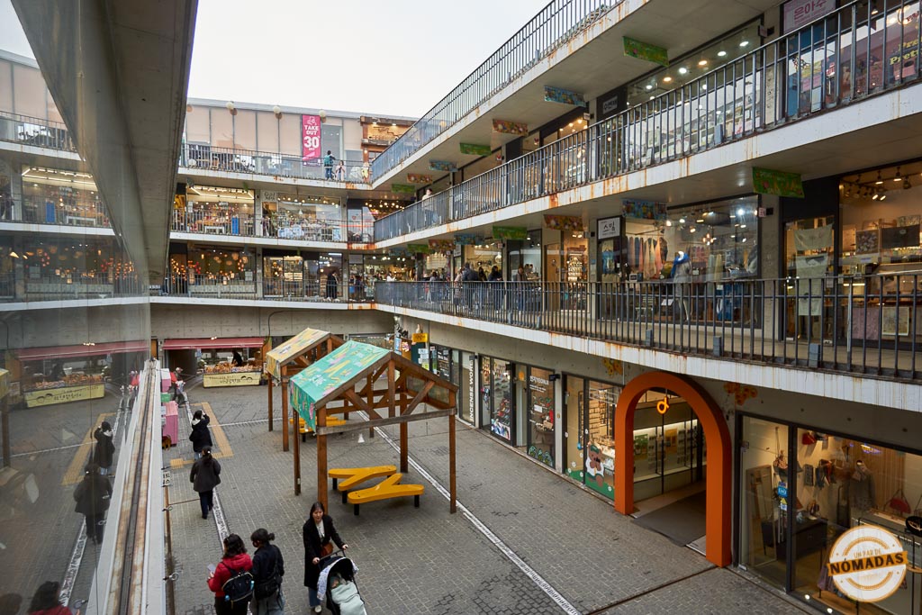 Vista interior del moderno centro comercial en Insadong, Seúl, con tiendas de arte y diseño
