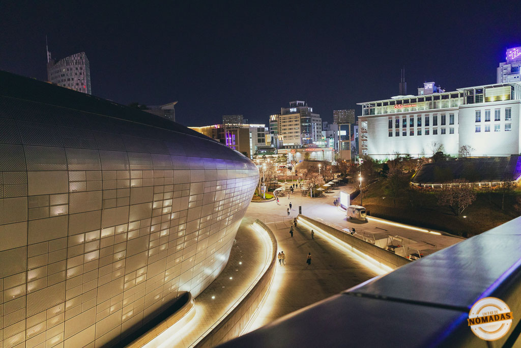 Dongdaemun Design Plaza uno de los lugares Qué ver en Seúl en 5 días