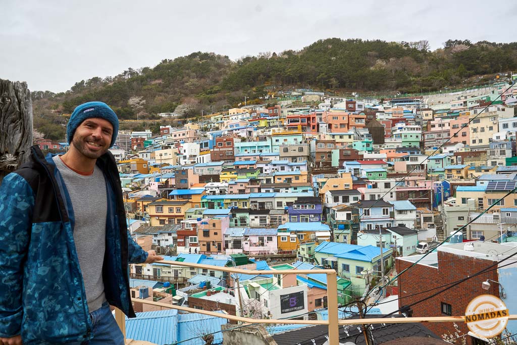Gamcheon Culture Village con sus casas de colores en las colinas de Busán, uno de los lugares más fotogénicos  en Busán
